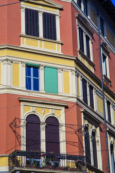 Old residential building in Milan, Italy — Stock Photo, Image