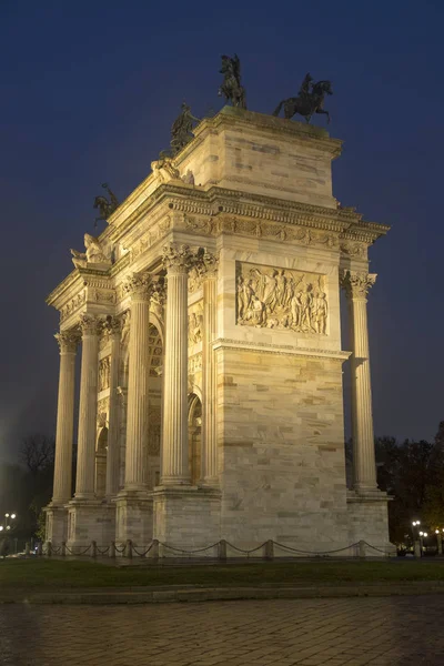 Milan: Arco della Pace at evening — Stockfoto