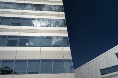 Bulutlar Milan 'daki modern sarayı yansıtıyor