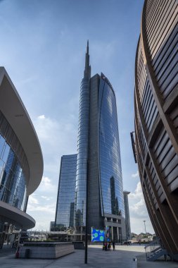 Milano 'daki Gae Aulenti meydanında modern binalar