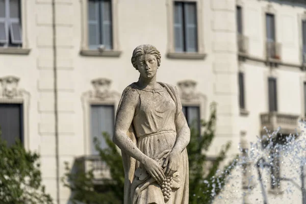 Milaan, fontein in Giulio Cesare vierkante — Stockfoto