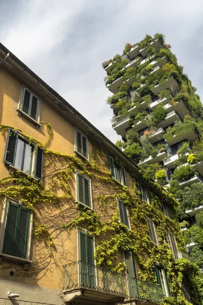 Bosco Verticale e edifício antigo em Milão — Fotografia de Stock