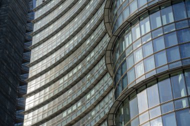 Milano 'daki Gae Aulenti meydanında modern binalar
