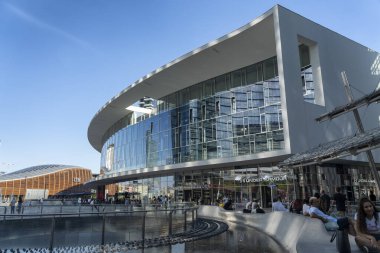 Milano 'daki Gae Aulenti meydanında modern binalar