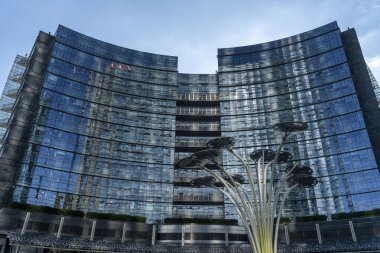 Milano 'daki Gae Aulenti meydanında modern binalar