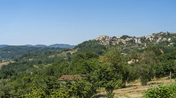 Letní krajina v Irpinii, jižní Itálie. Altavilla Irpina — Stock fotografie