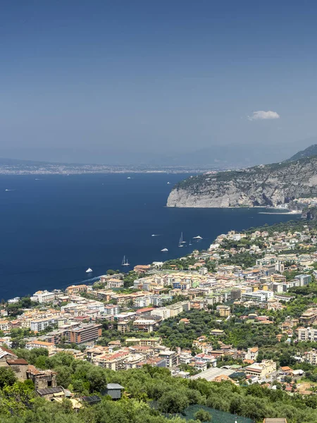 Sorrento, Neapol: pobřeží v létě — Stock fotografie