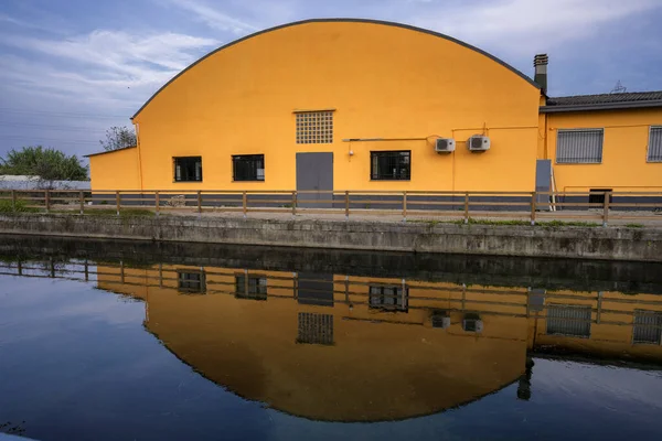 Barracão industrial ao longo do Naviglio Pavese — Fotografia de Stock