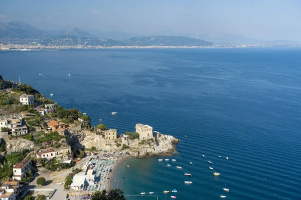 Costiera Amalfitana, Itálie, pobřeží v létě — Stock fotografie