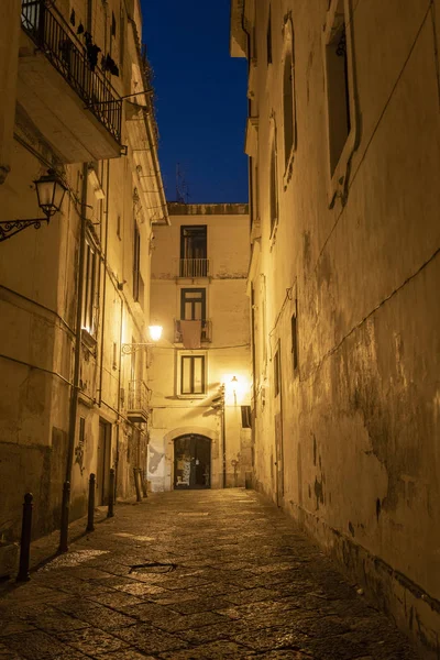 Salerno, Italien: gamla gatan nära katedralen — Stockfoto