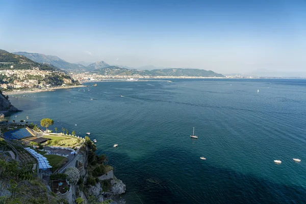 Costiera amalfitana, italien, die Küste im Sommer: vietri sul mare — Stockfoto