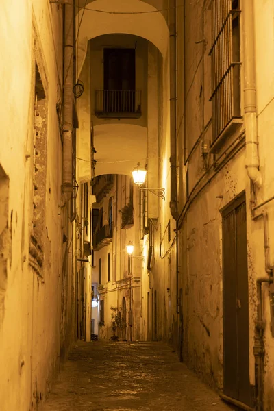 Salerno, Itálie: stará ulice v blízkosti katedrály — Stock fotografie