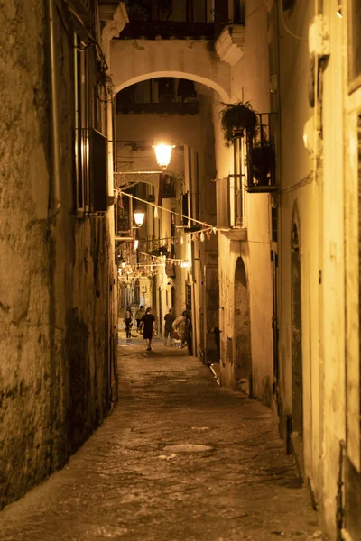 Salerno, Itália: rua velha perto da catedral — Fotografia de Stock