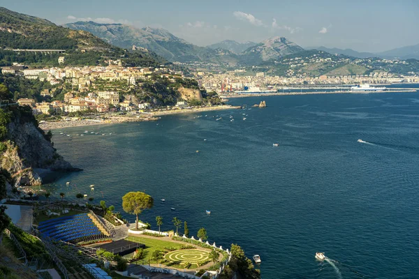 Costiera Amalfitana, Itálie, pobřeží v létě: Vietri sul Mare — Stock fotografie