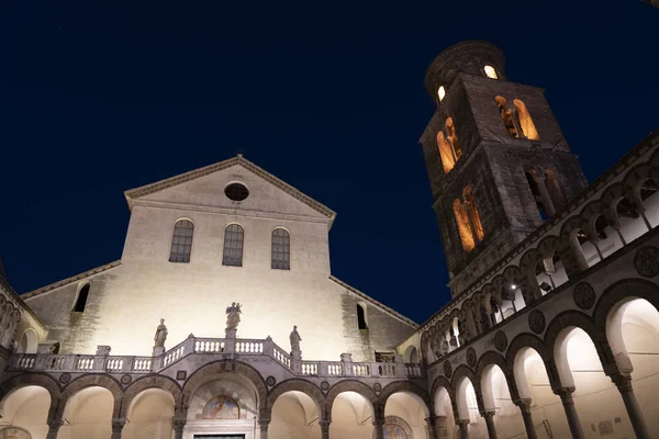 Salerno, Włochy: zabytkowa katedra w nocy — Zdjęcie stockowe