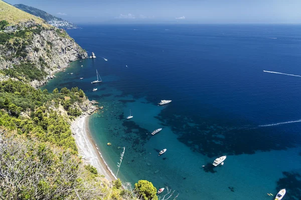 Costiera Amalfitana, Италия, побережье летом — стоковое фото