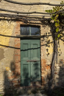 Curone ve Montevecchia parkındaki eski çiftlik.