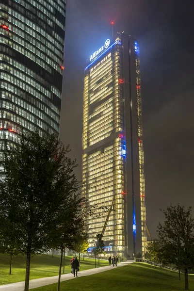 Vida urbana en Milán por la noche — Foto de Stock
