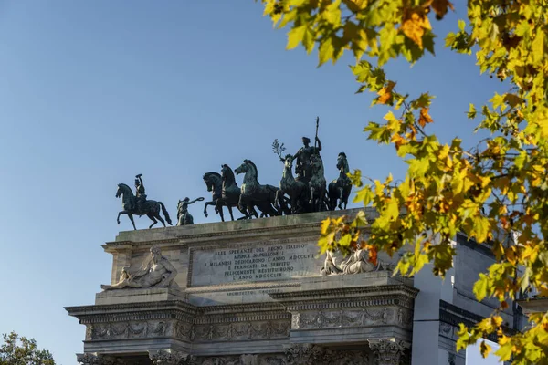 Az Arco della Pace Milánóban ősszel — Stock Fotó