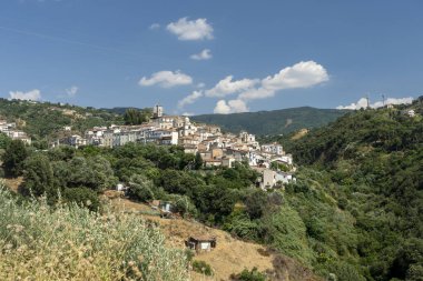 Güney Calabria 'daki tarihi köy Luzzi' nin panoramik manzarası 