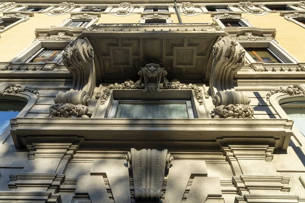 Edifício histórico em corso Sempione, Milão — Fotografia de Stock