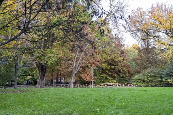 Mediolan, park Sempione w listopadzie — Zdjęcie stockowe