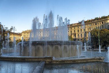 Milan, şatonun meydanındaki tarihi çeşme.