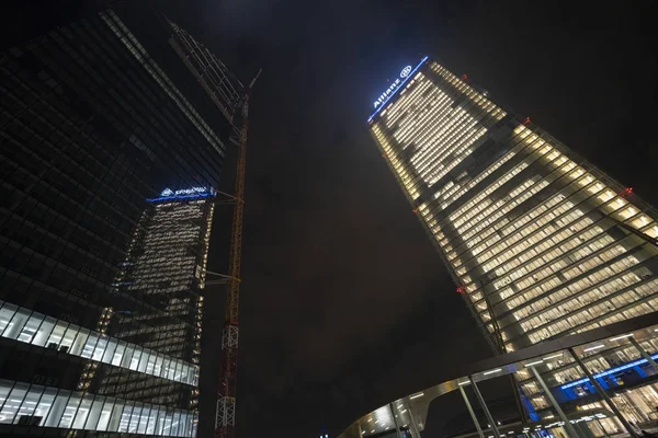 Stadsliv i Milano på kvällen — Stockfoto