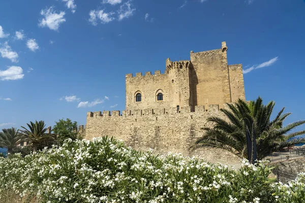 Castle of Roseto, Calabria, at summer — Stock Photo, Image