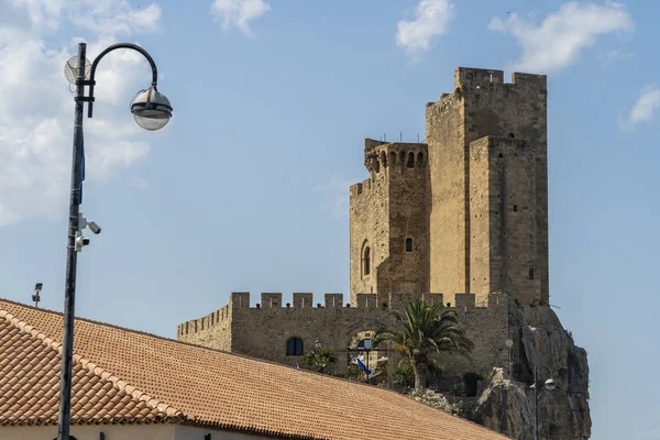 Castillo de Roseto, Calabria, en verano —  Fotos de Stock