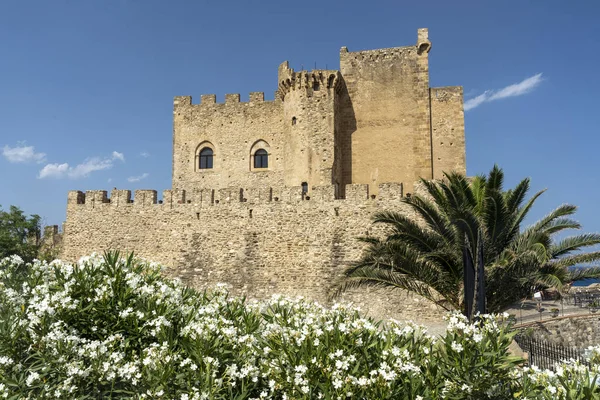 Castillo de Roseto, Calabria, en verano —  Fotos de Stock