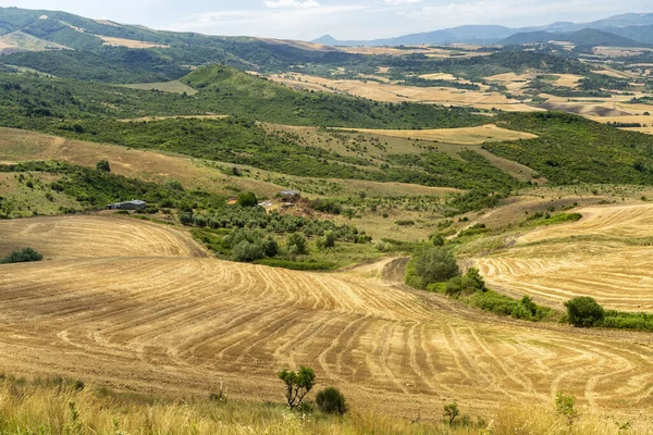 Krajobraz wiejski w Basilicata latem w pobliżu Melfi — Zdjęcie stockowe