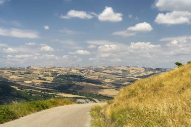 Yazın Melfi yakınlarında Basilicata 'da kırsal alan