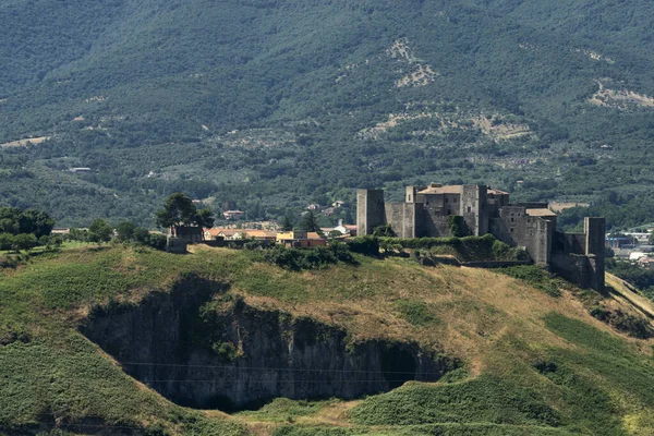 Venkovská krajina v Basilicata v létě. Pohled na Melfi — Stock fotografie