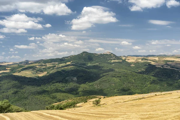 Venkovská krajina v Basilicata v létě u Melfi — Stock fotografie