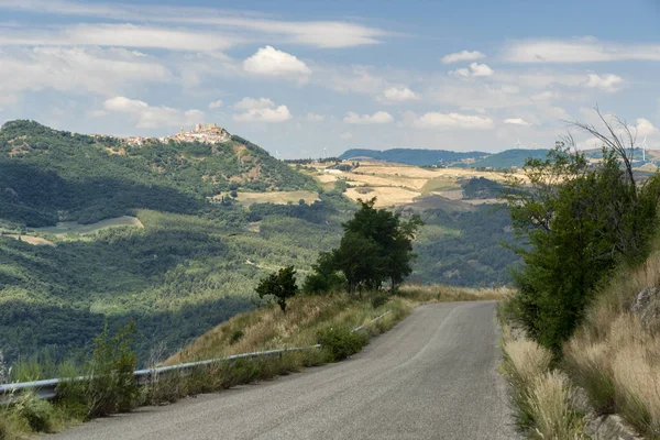 Yazın Melfi yakınlarında Basilicata 'da kırsal alan — Stok fotoğraf