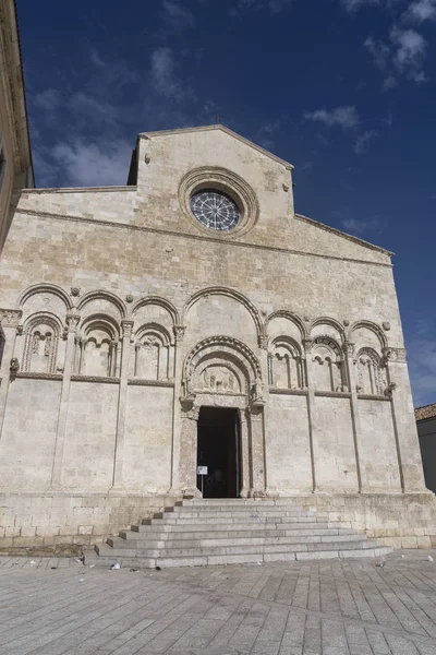 Termoli, Itálie, fasáda katedrály — Stock fotografie