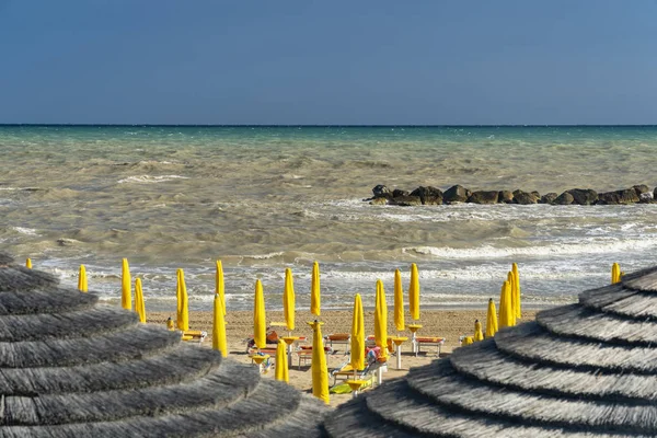 Termoli, İtalya, ve yaz mevsiminde kumsalı — Stok fotoğraf