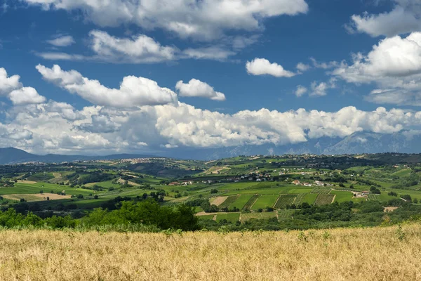 夏のイタリア アブルッツォ州チエティのヴァスト付近の田園風景 — ストック写真