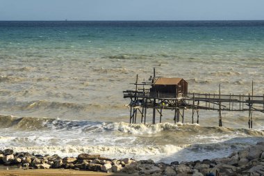 Termoli, Campobasso, Molise, İtalya ve yazları plajı. Trebuchet