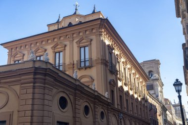 Chieti, Abruzzo, İtalya: tarihi saray cephesi