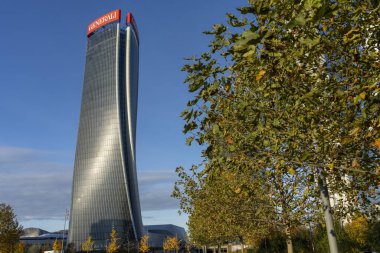 Milan, Lombardy, İtalya: Yeni şehir yaşam alanı ve sonbaharda parktaki modern Hadid kulesi