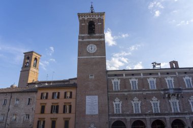 Fabriano, Ancona, Marche, İtalya: tarihi binaların dışı. Şehrin ana meydanı, Piazza del Comune.