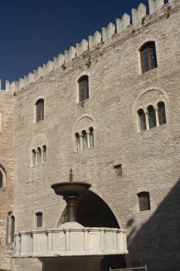 Fabriano, Ancona, Marche, İtalya: tarihi binaların dışı. Şehrin ana meydanı, Piazza del Comune, sabaha kadar. Podesta Sarayı