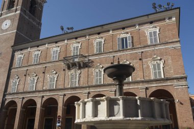 Fabriano, Ancona, Marche, İtalya: tarihi binaların dışı. Şehrin ana meydanı, Piazza del Comune, sabaha kadar.