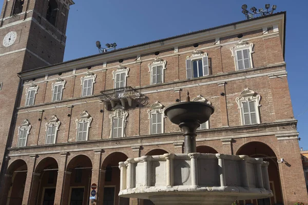 Fabriano Ancona Marche イタリア 歴史的建造物の外観 朝までに市内の広場 コミューン広場 — ストック写真