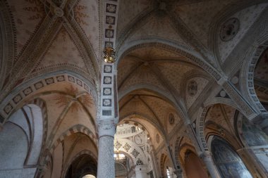 Milan, Lombardy, İtalya: Santa Maria delle Grazie 'nin tarihi kilisesinin içi