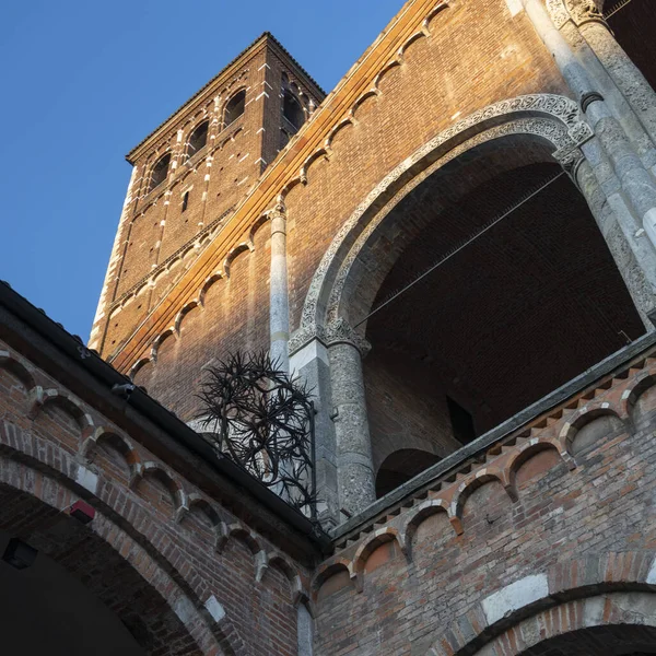 Milano Lombardiet Italien Utsidan Den Medeltida Kyrkan Sant Ambrogio Fasad — Stockfoto