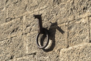 Gubbio, Perugia, Umbria, İtalya: Ortaçağ şehrinin tarihi binaları. Atlar için demir halka.