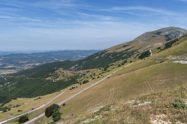 Yaz aylarında İtalya 'da Marche ve Umbria arasında Monte Cucco yakınlarındaki dağ manzarası